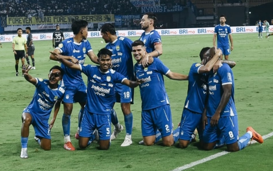 Para pemain Persib Bandung melakukan selebrasi usai menjebol gawang lawan di Liga 1 2024/2025.