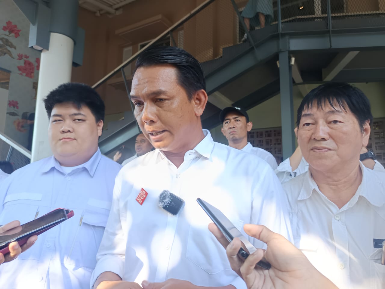 BERI INFORMASI: Ketua DPW PSI Jawa Tengah Antonius Yogo Prabowo memberikan pernyataan resmi ke wartawan.