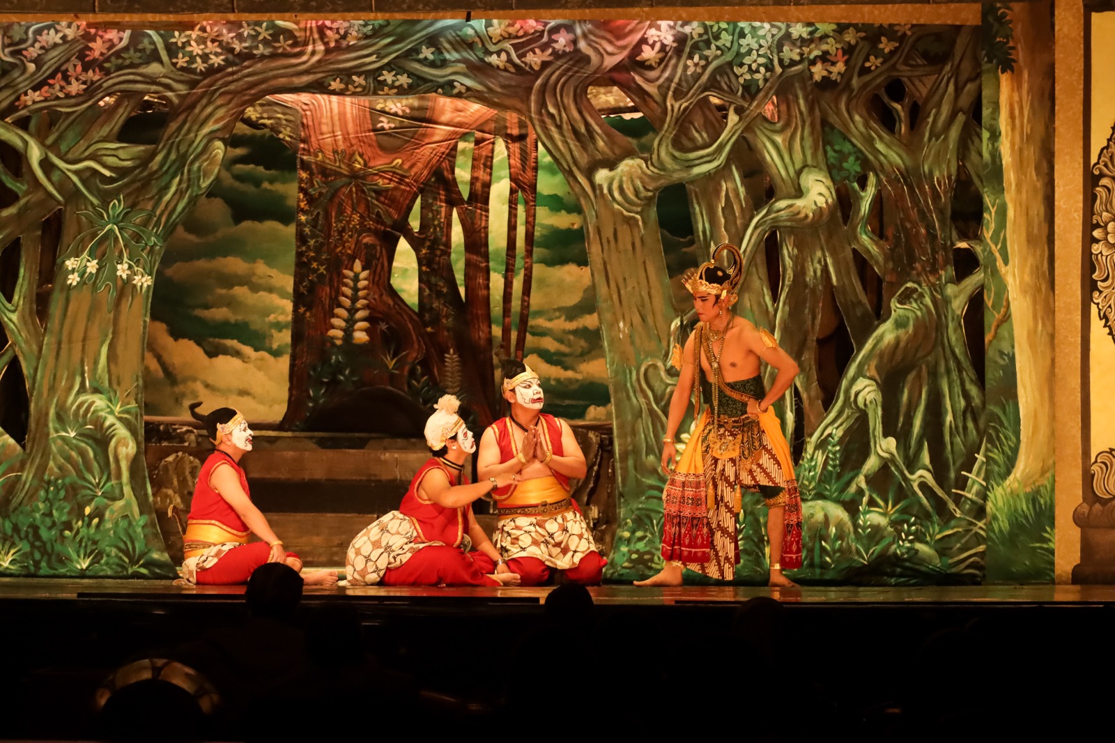 MENDALAMI PERAN: Punakawan saat memainkan perannya dalam sebuah lakon di Wayang Orang Sriwedari.
