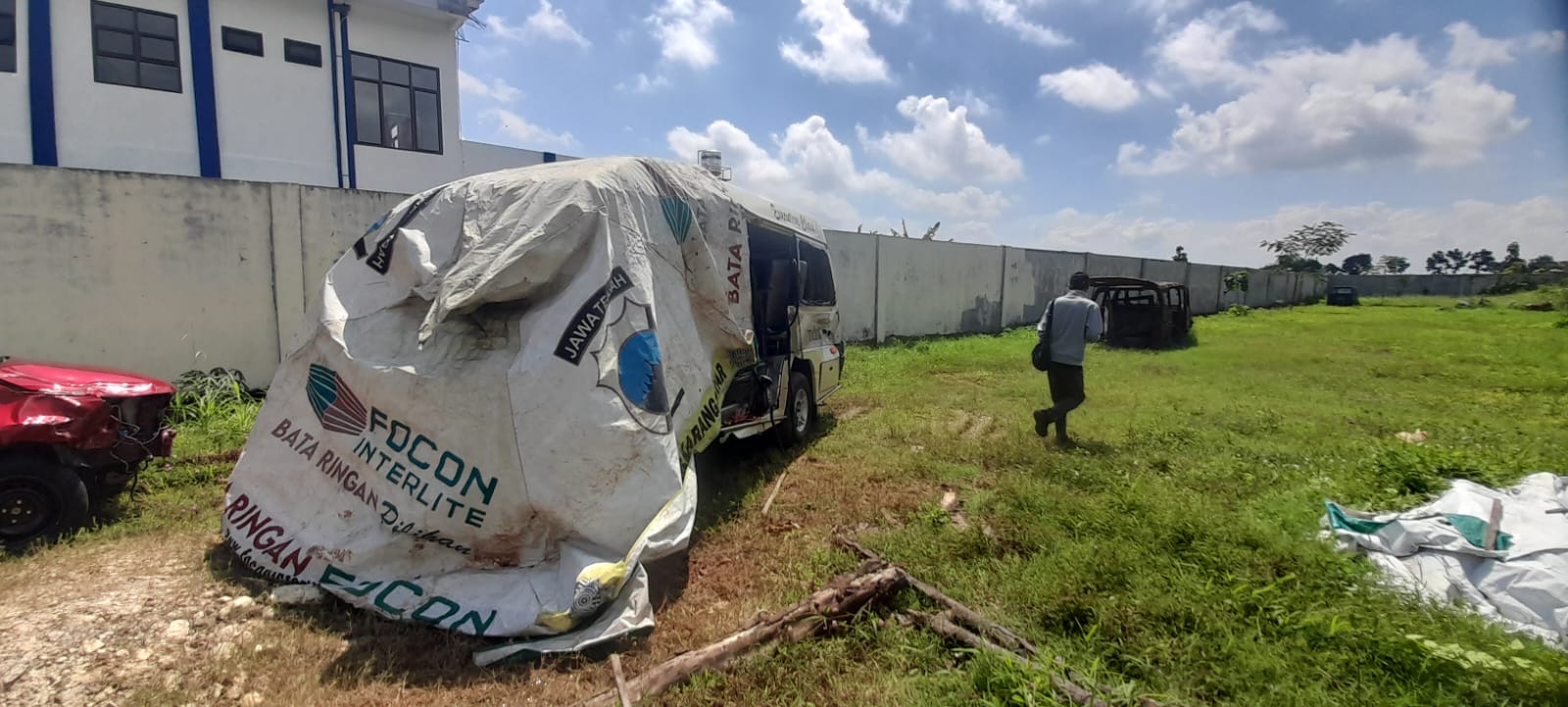 Kondisi bangkai mobil Elf yang mengalami kecelakaan maut di jalur lama Sarangan-Tawangmangu, Desa Gondosuli, Tawangmangu, Karanganyar. (Rudi Hartono/Radar Solo)