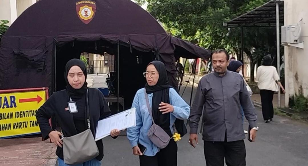 Seorang wanita melaporkan tempatnya bekerja karena kasus penahanan ijazah.