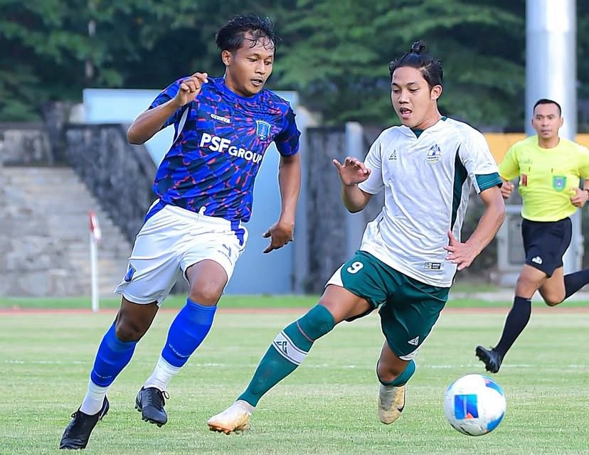 SAPU BERSIH: Striker Persika Haidar Nur Afif (kanan) melawan Batavia FC di Stadion Sriwedari,&nbsp;Sabtu (24/5/2025).