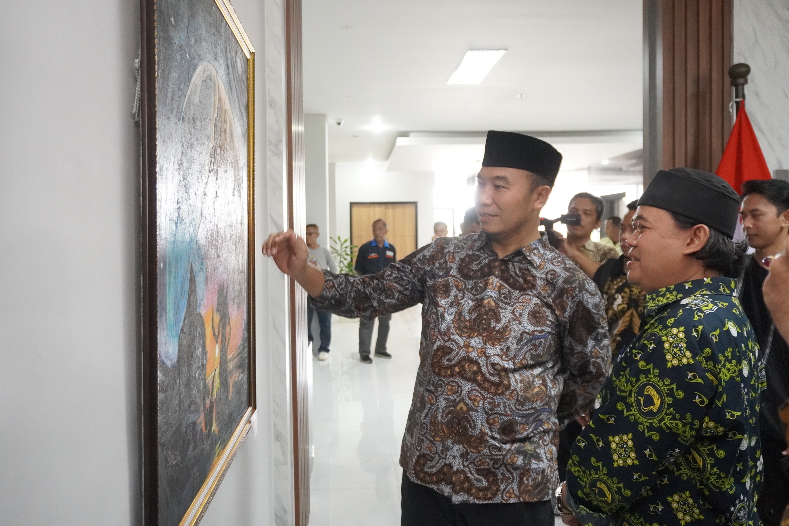 Bupati Sragen Sigit Pamungkas melihat salah satu karya seni lukis yang dipamerkan di ruang lobi Kantor Terpadu Pemda Kabupaten Sragen. (Ahmad Khairudin/Radar Solo)