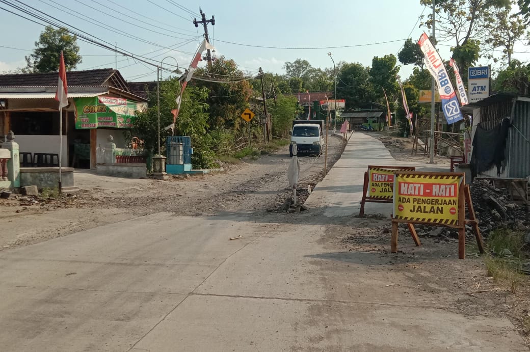 Perbaikan salah satu ruas jalan rusak di Kabupaten Sragen. (Ahmad Khairudin/Radar Solo)