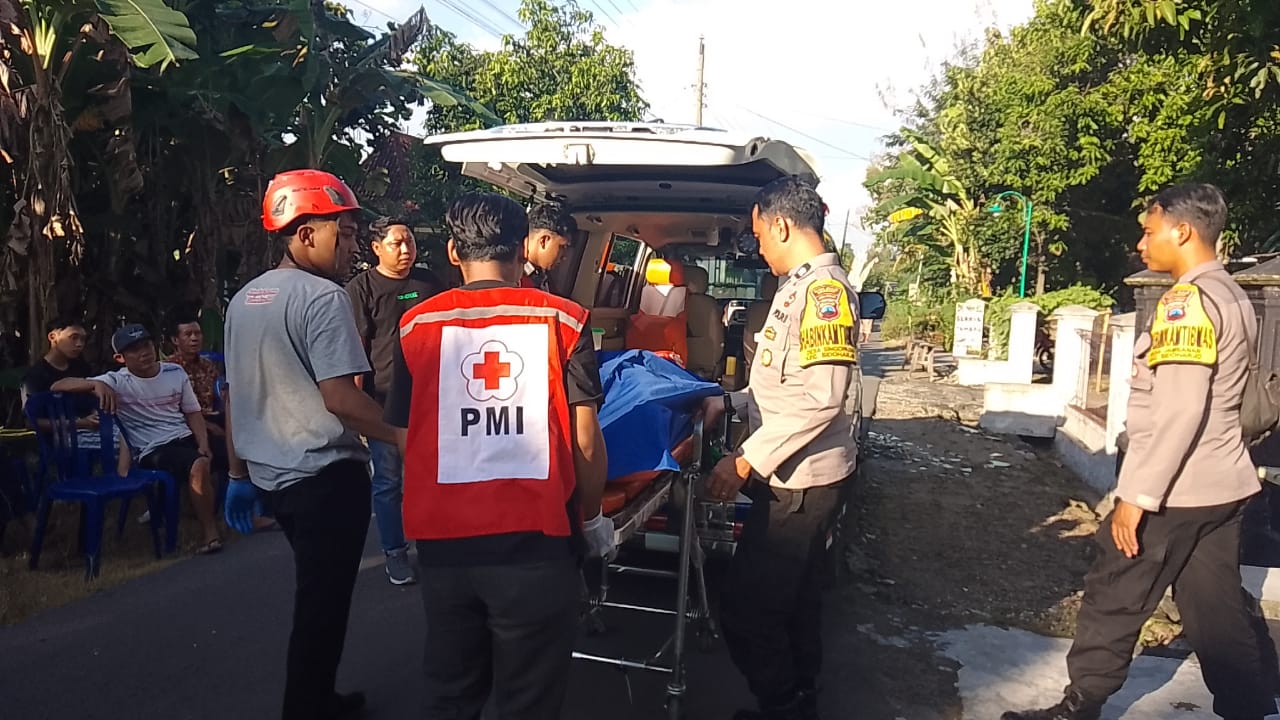 Evakuasi jasad laki-laki di Ngrangging, Desa Singopadu, Kecamatan Sidoharjo, Sragen pada Minggu (25/5/2025). (Ahmad Khairudin/Radar Solo)
