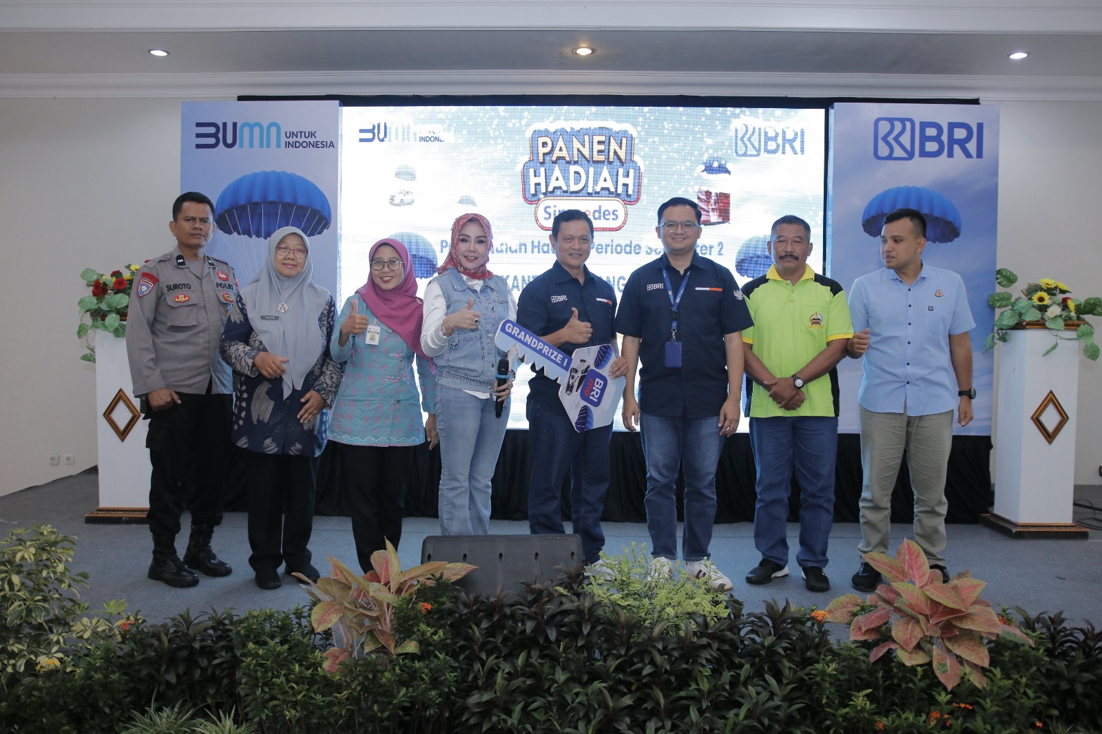 Simbolis penyerahan hadiah Grand Prize I mobil Nissan Livina program Panen Hadiah Simpedes Semester II Tahun 2024 di Hotel Surya Sukowati, Sabtu (24/5/2025).