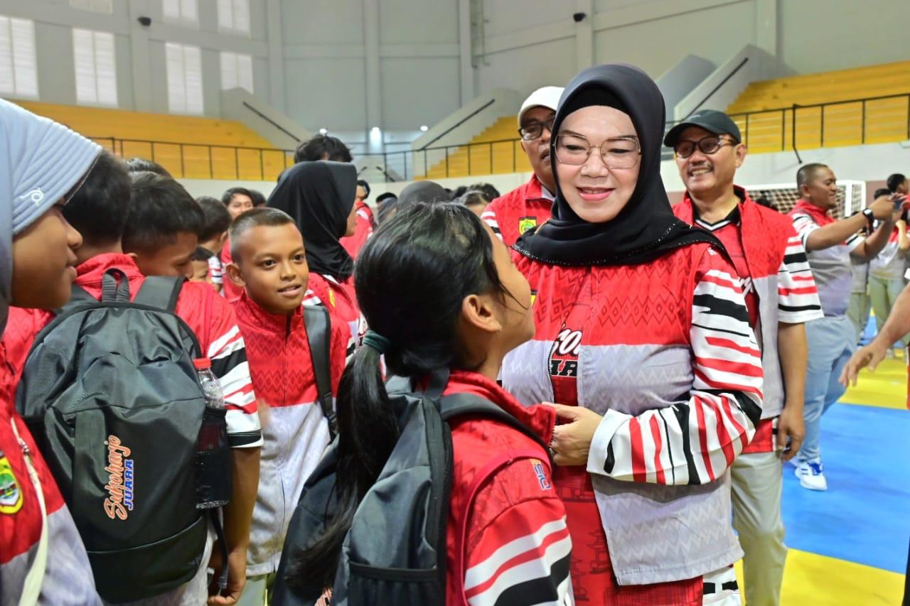 Bupati Sukoharjo Etik Suryani berikan semangat kepada atlet Pekan Olahraga Pelajar Daerah (POPDA) Jawa Tengah 2025.