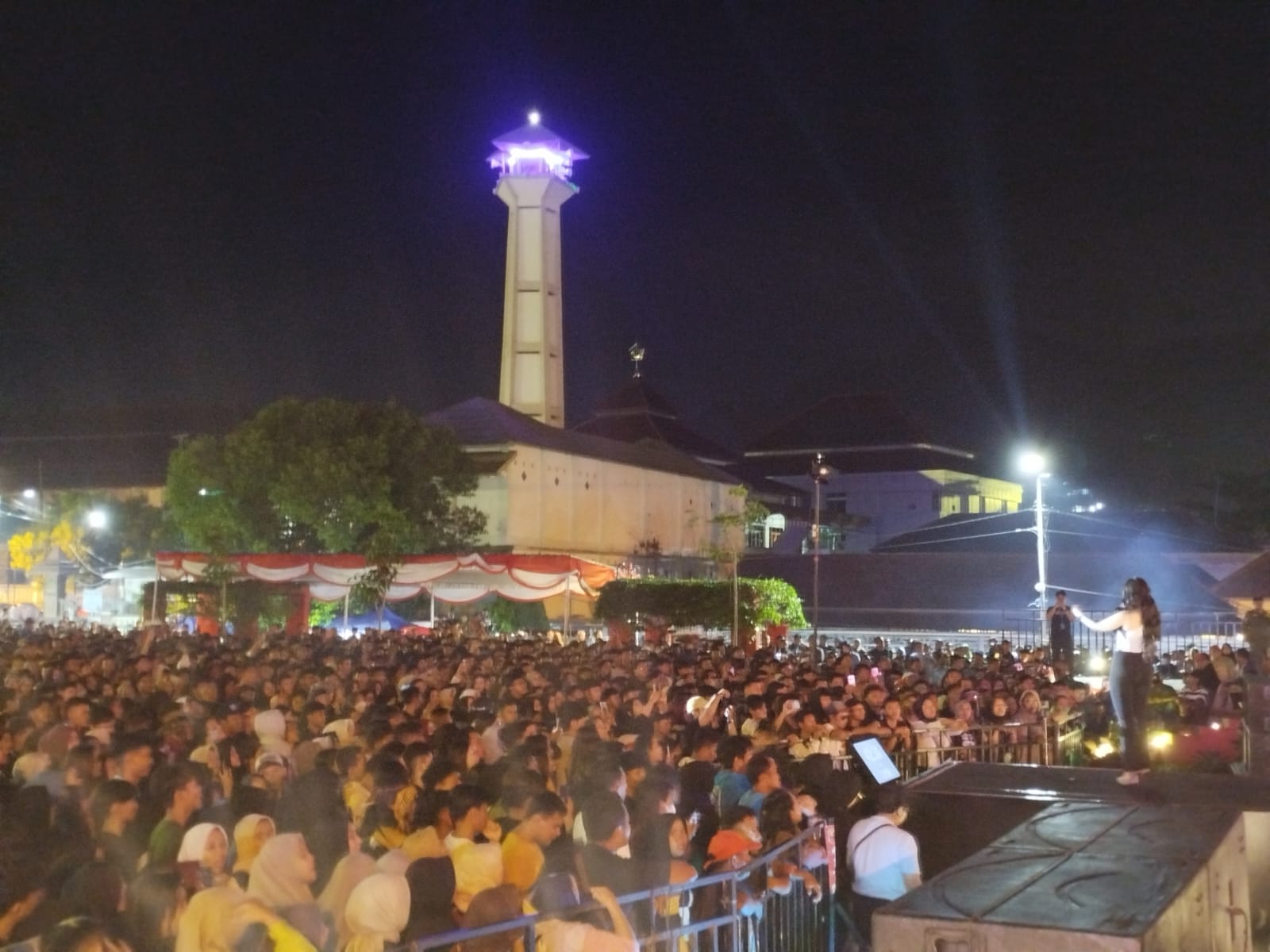 Warga menikmati pertunjukan musik dalam gelaran Fesmikraf 2025 di Alun-alun Giri Krida Bakti Wonogiri, Sabtu (25/5/2025) malam.