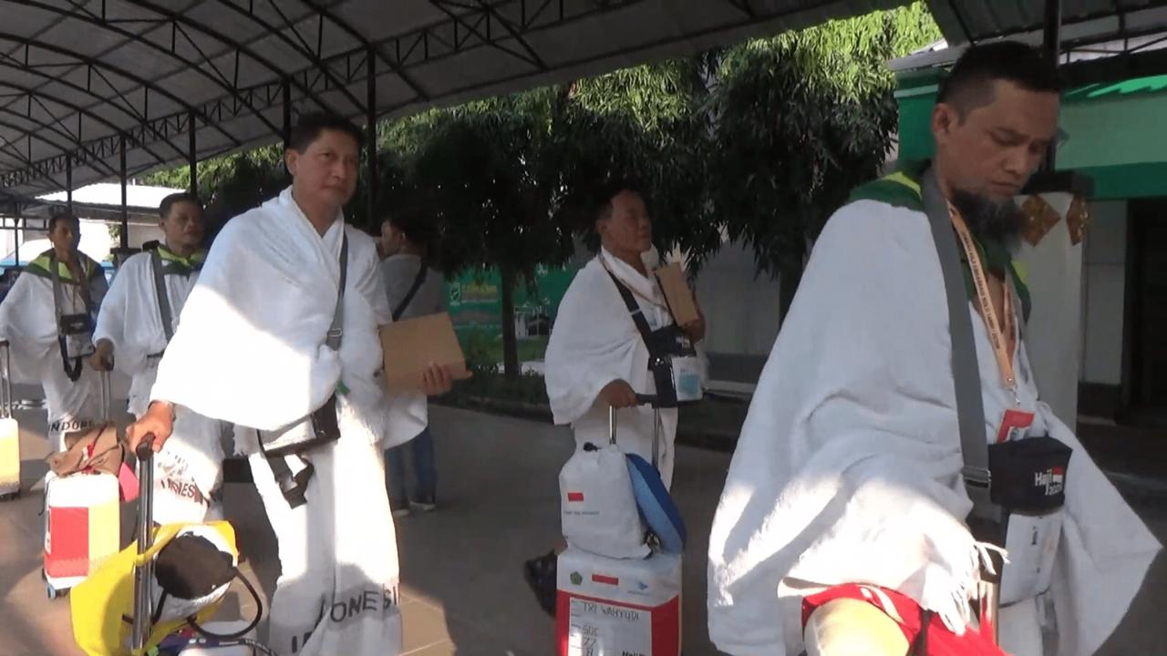 Jamaah haji mengenakan pakaian ihram sejak dari Embarkasi Solo.