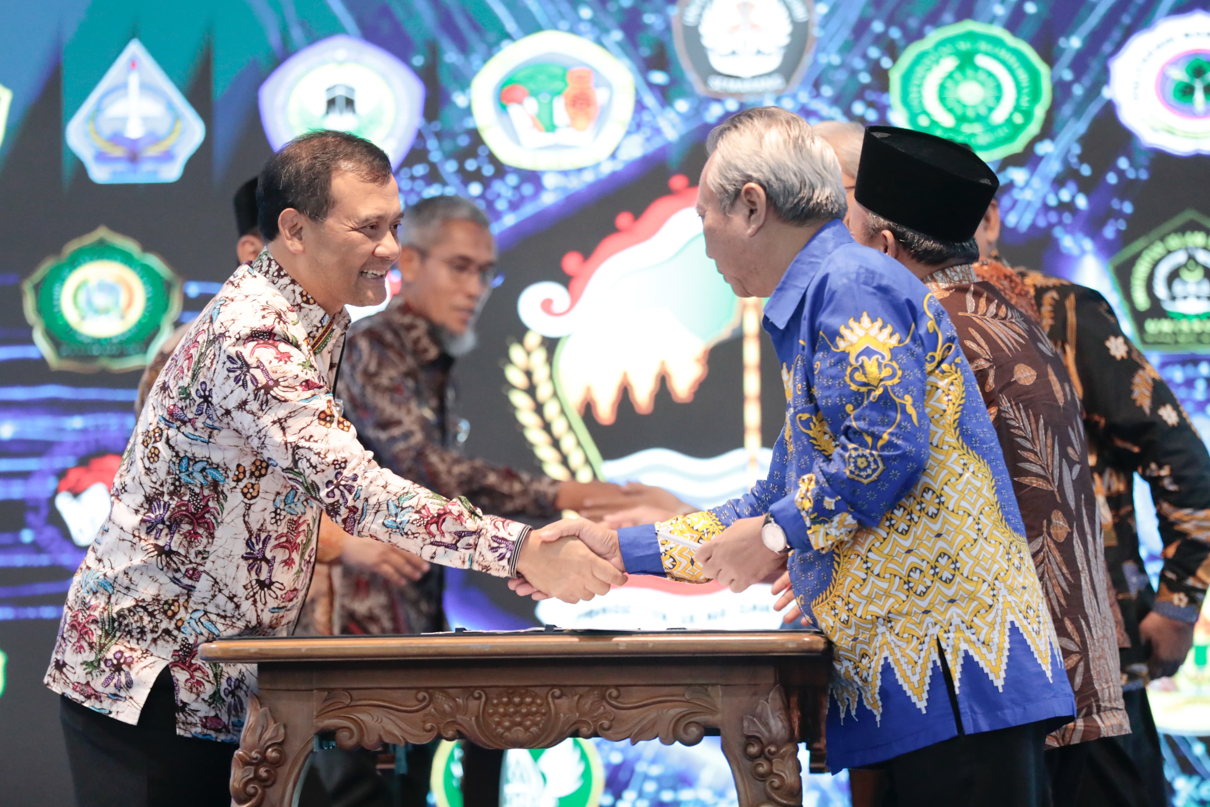 Gubernur Jateng Ahmad Luthfi menggandeng banyak pihak, di antaranya para akademisi untuk mempercepat pembangunan.