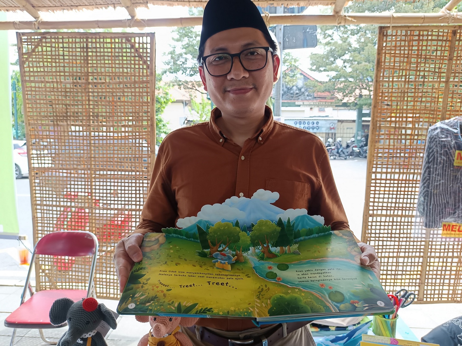 Ahmad Fathurrohman memperlihatkan buku anak karyanya. (A Christian/Radar Solo)