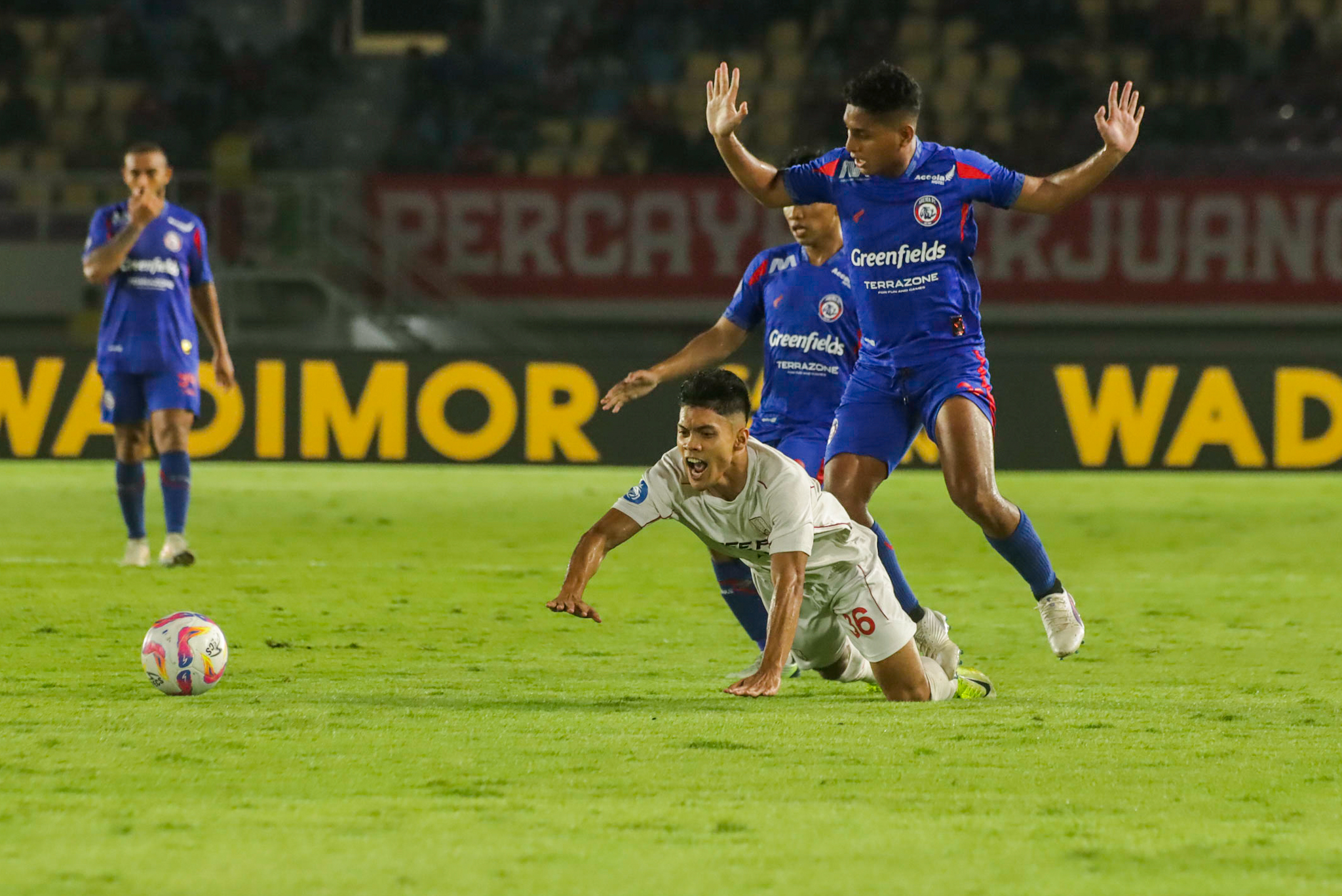 BERJIBAKU: Winger Persis Solo Althaf Indie dijegal pemain Arema FC dalam sebuah pertandingan di Stadion Manahan, belum lama ini.