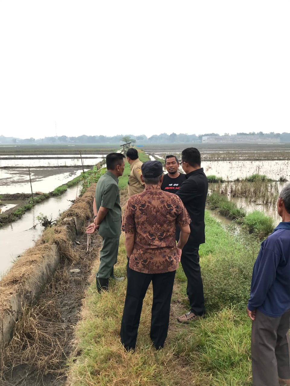 Kepala Dinas Pertanian dan Perikanan Sukoharjo Bagas Windaryatno dan Anggota DPRD Sukoharjo Sutoyo sidak irigasi di Kecamatan Nguter, Senin (26/5).