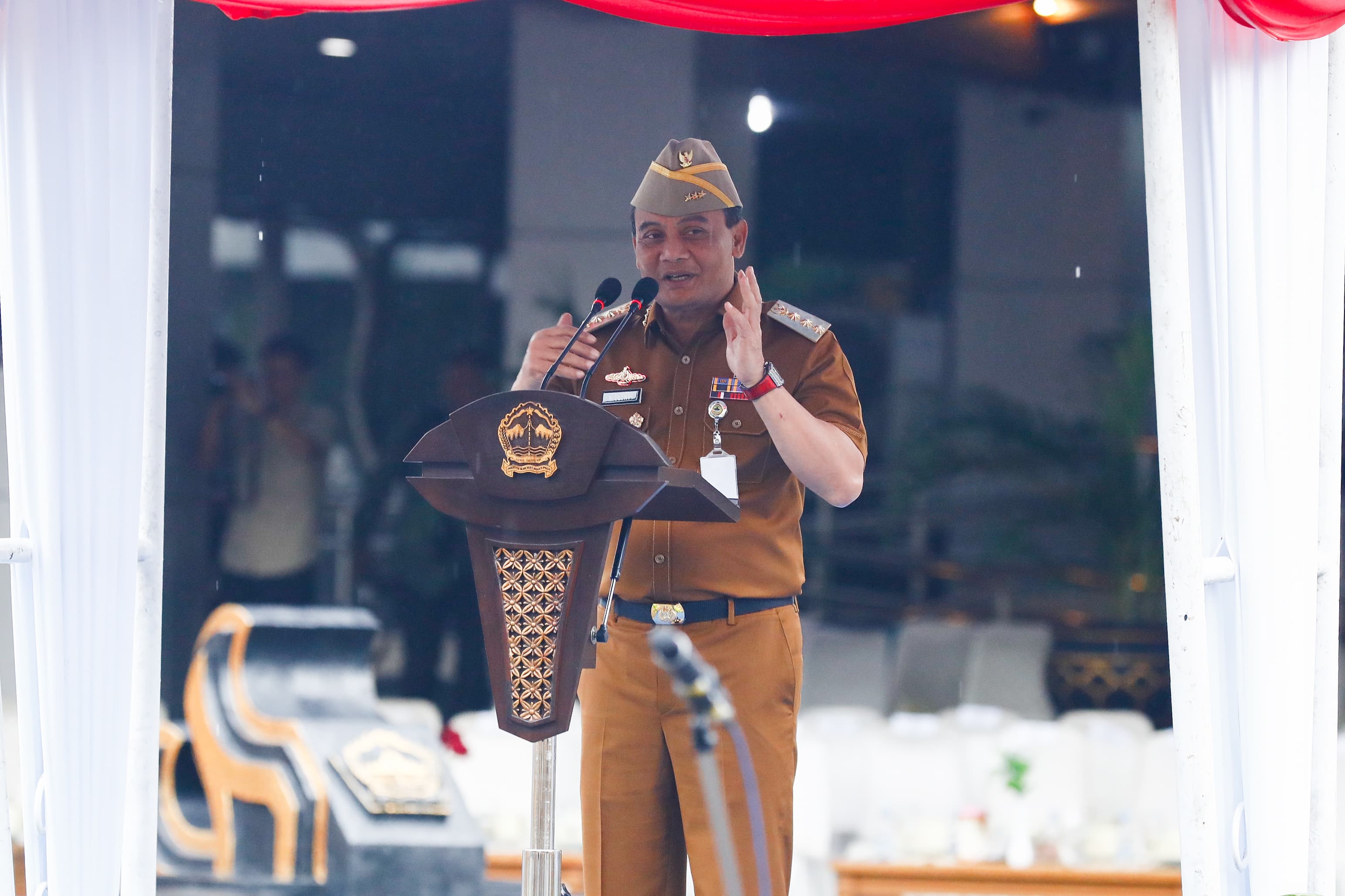 Gubernur Jateng Ahmad Luthfi pimpin apel pagi bersama kepala daerah se-Jawa Tengah dan ASN di halaman Kantor Gubernur Jateng, Senin (26/5/2025).