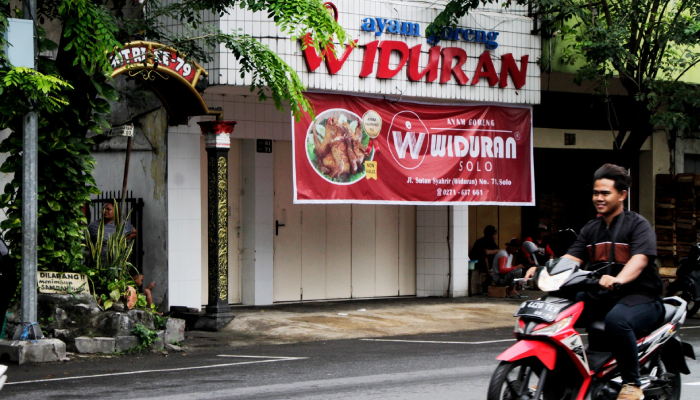 Ayam Goreng Widuran yang berlokasi di Kepatihan Kulon, Jebres, Solo kini ditutup sementara usai viral pakai bahan nonhalal.