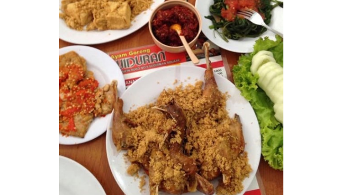 Menu ayam goreng kampung krenes yang jadi andalan Ayam Goreng Widuran.