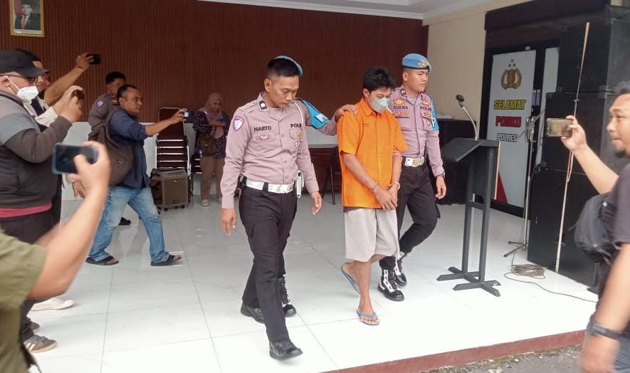 HP, sopir mobil Elf yang mengalami kecelakaan maut di Gondosuli, Tawangmangu saat dikeler petugas, Senin (26/5/2025). (Rudi Hartono/Radar Solo)