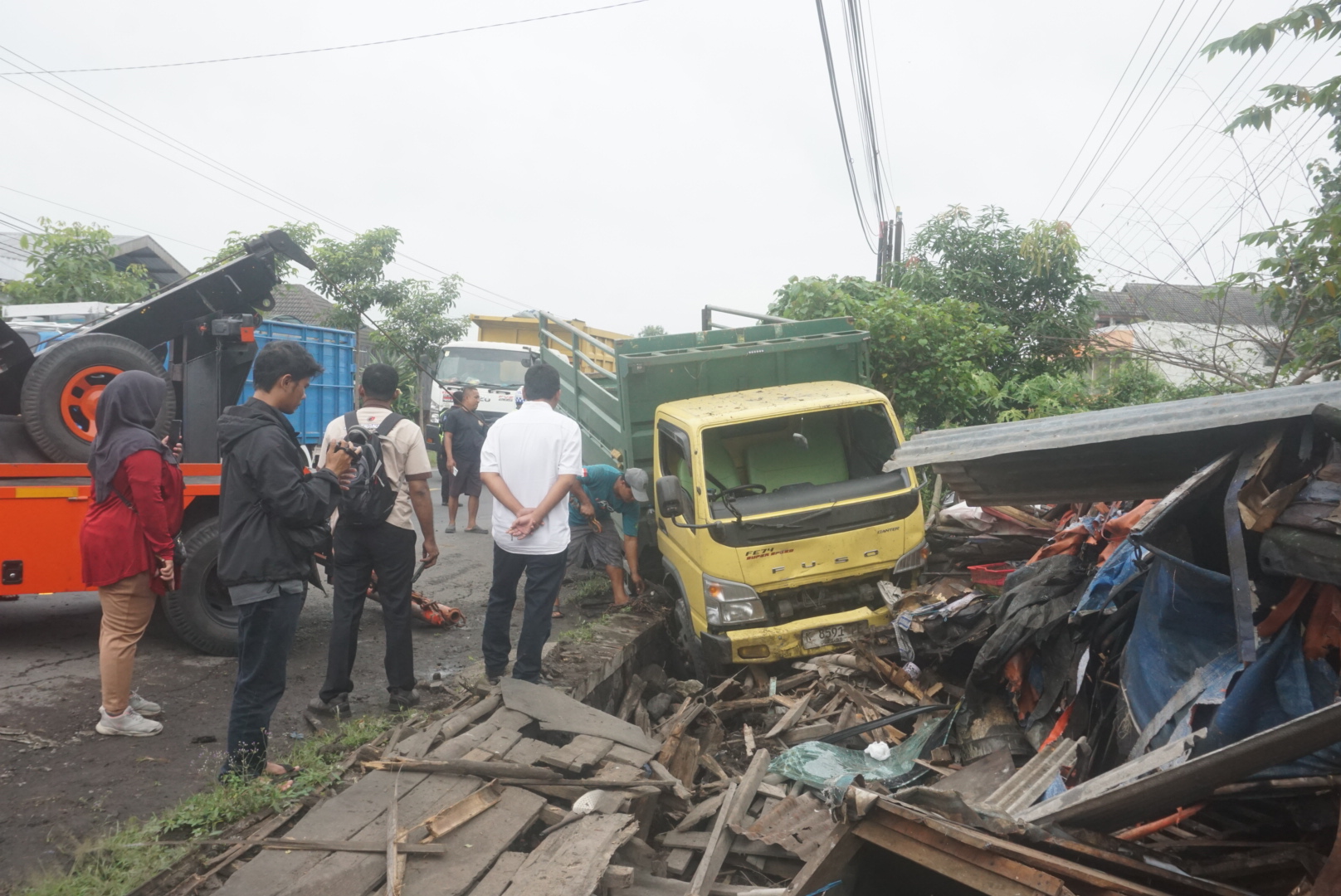 Proses evakuasi truk yang menabrak angkringan di tepi Jalan By pass, Desa Karanganom, Kecamatan Klaten Utara, Klaten, Senin (26/5/2025) pagi. (Angga Purenda/Radar Solo)