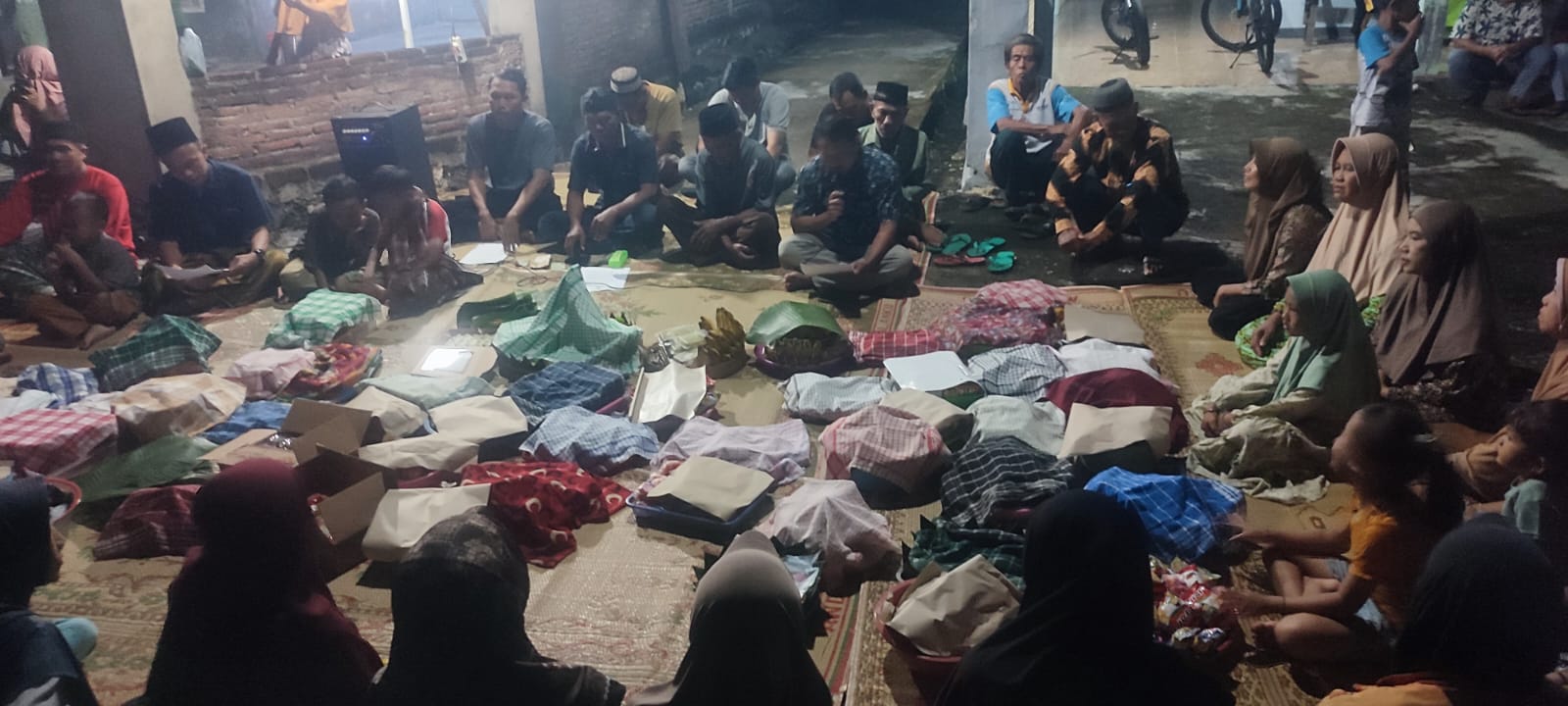 Salah satu sudut kampung di Kabupaten Sragen menggelar tirakatan Hari Jadi Ke-279 Kabupaten Sragen, Senin (26/5/2025) malam. (Ahmad Khairudin/Radar Solo)