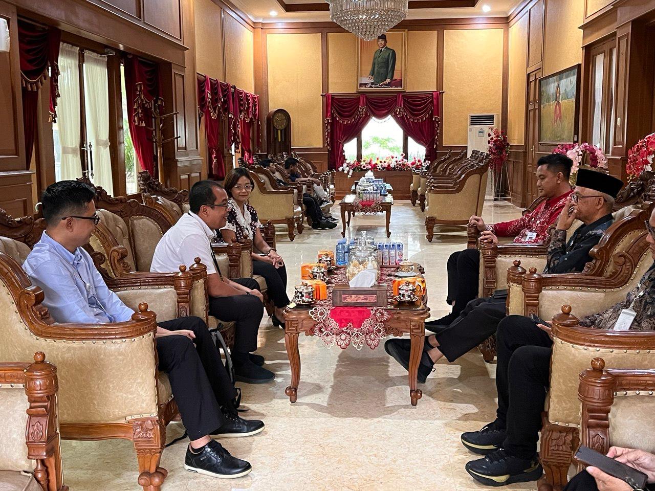 Kepala BPJS Kesehatan Cabang Boyolali Deddy Febrianto bersama jajarannya saat melakukan audensi dengan Bupati Klaten Hamenang Wajar Ismoyo di Rumah Dinas Bupati Klaten.