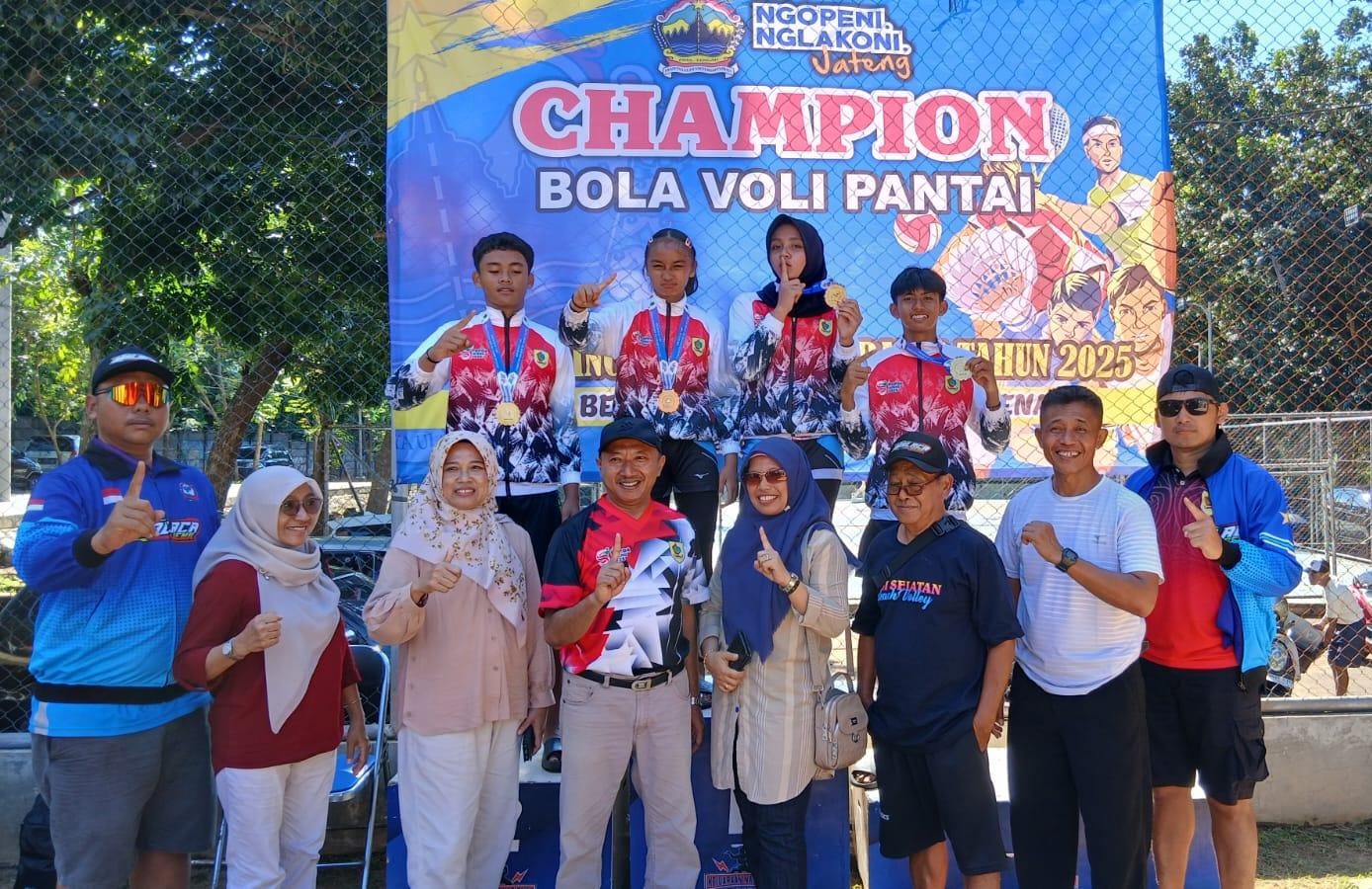 Kontingen dari Wonogiri mendapatkan medali emas di cabor bola voli pantai Popda Jateng 2025.