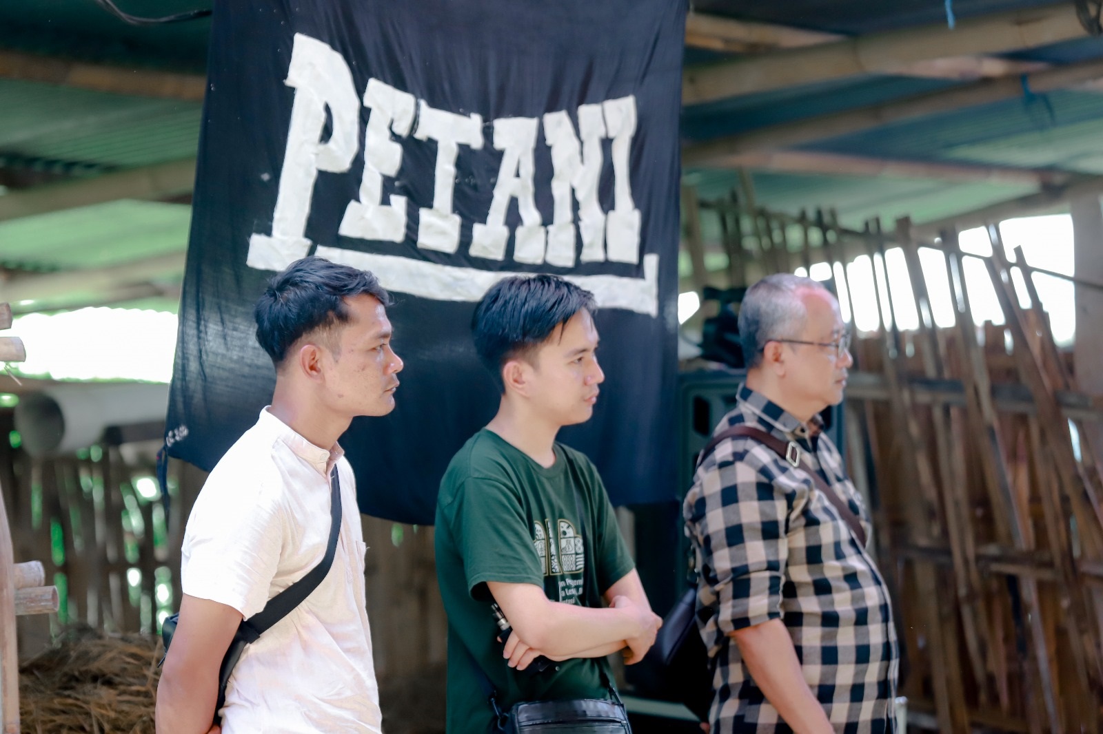 NGOBROL BARENG : Para petani dari lima desa Ngopi Kandang, Ngolah Pikir Kanti Tandang di Kandang JSN Cengkir Gading, Desa Sawahan, Kecamatan Ngemplak, Kabupaten Boyolali, Minggu 25 Mei 2025.