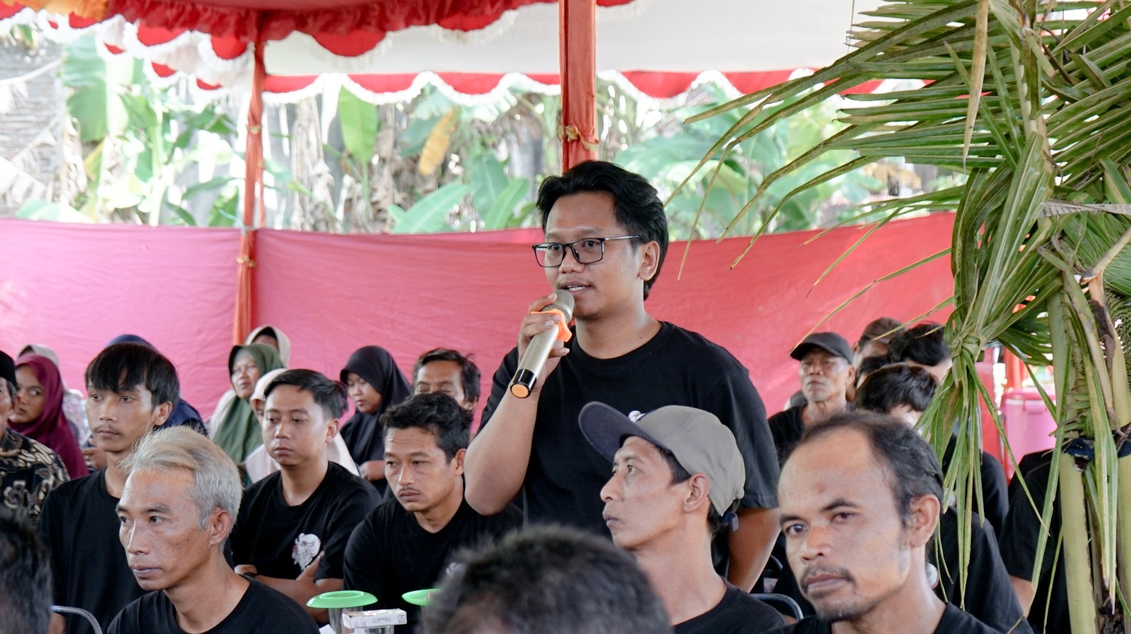 NGOBROL BARENG : Para petani dari lima desa Ngopi Kandang, Ngolah Pikir Kanti Tandang di Kandang JSN Cengkir Gading, Desa Sawahan, Kecamatan Ngemplak, Kabupaten Boyolali, Minggu 25 Mei 2025.