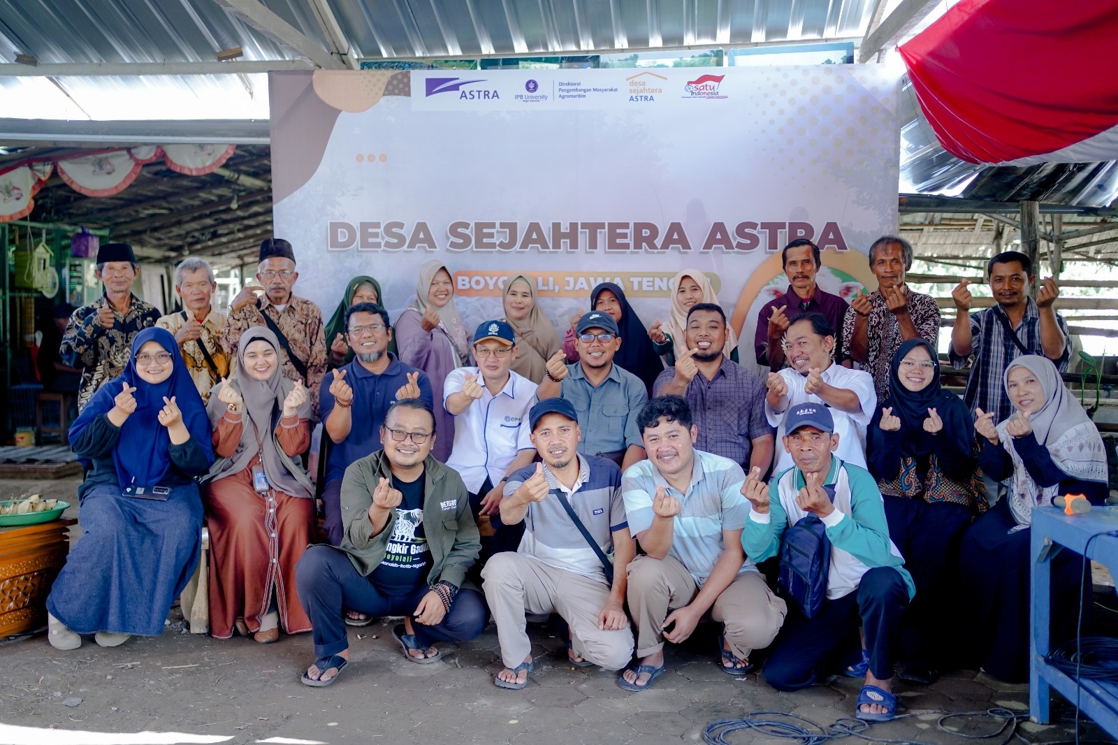 NGOBROL BARENG : Para petani dari lima desa Ngopi Kandang, Ngolah Pikir Kanti Tandang di Kandang JSN Cengkir Gading, Desa Sawahan, Kecamatan Ngemplak, Kabupaten Boyolali, Minggu 25 Mei 2025.