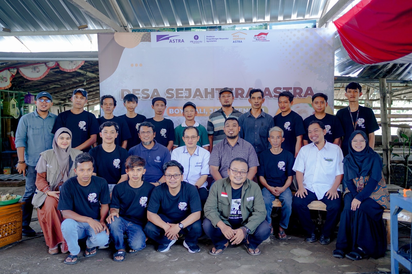 NGOBROL BARENG : Para petani dari lima desa Ngopi Kandang, Ngolah Pikir Kanti Tandang di Kandang JSN Cengkir Gading, Desa Sawahan, Kecamatan Ngemplak, Kabupaten Boyolali, Minggu 25 Mei 2025.