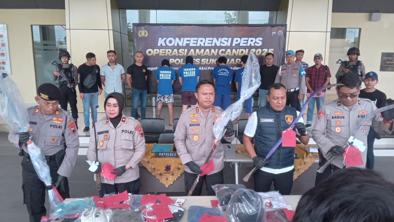 BB senjata tajam diperlihatkan saat gelar perkara kasus premanisme di Mapolres Sukoharjo, Selasa (27/5).