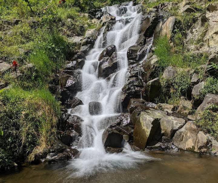 Suasana Air Terjun Suren di Karanganyar.
