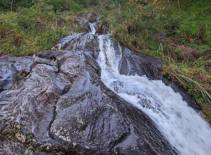 Air Terjun Basecamp Tambak Berjo Karanganyar berada di suasana yang sejuk dan cocok untui jadi lokasi wisata.