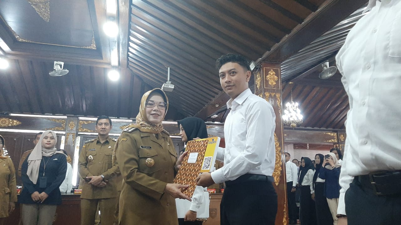 Bupati Sukoharjo, Etik Suryani, secara langsung menyerahkan SK Pengangkatan CPNS dan PPPK Tahun Anggaran 2024 kepada 623 orang
