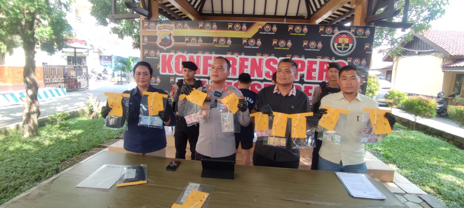 Kapolres Sragen AKBP Petrus Parningotan Silalahi (tengah) bersama jajaran menunjukkan barang bukti kasus peredaran uang palsu. (Ahmad Khairudin/Radar Solo)