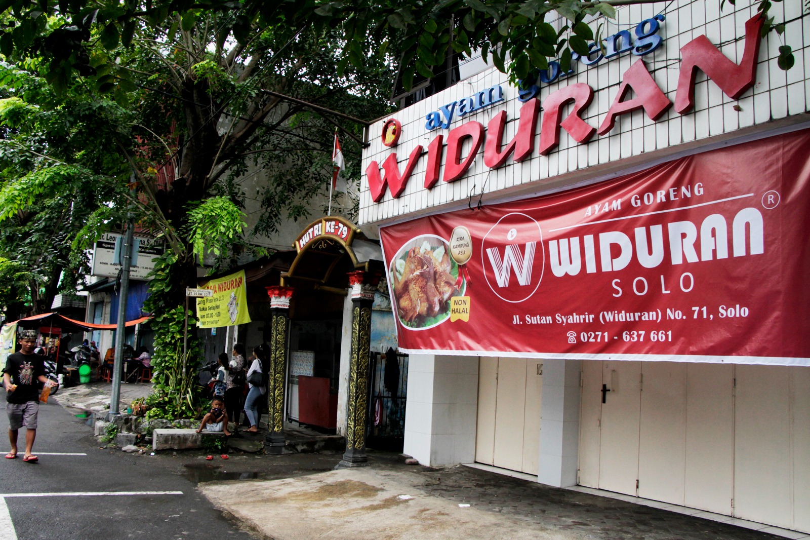Rumah makan ayam Goreng Widuran yang ditutup sementara oleh Pemkot Solo.