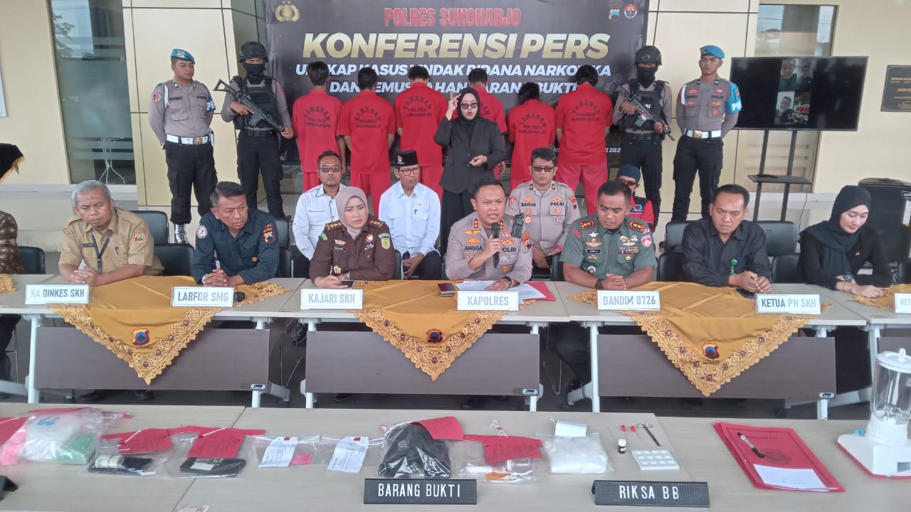 Kapolres Sukoharjo AKBP Anggaito Hadi Prabowo beri keterangan pers terkait pengungkapan peredaran narkotika dengan barang bukti sabu seberat 1 kilogram, Selasa (27/5/2025).
