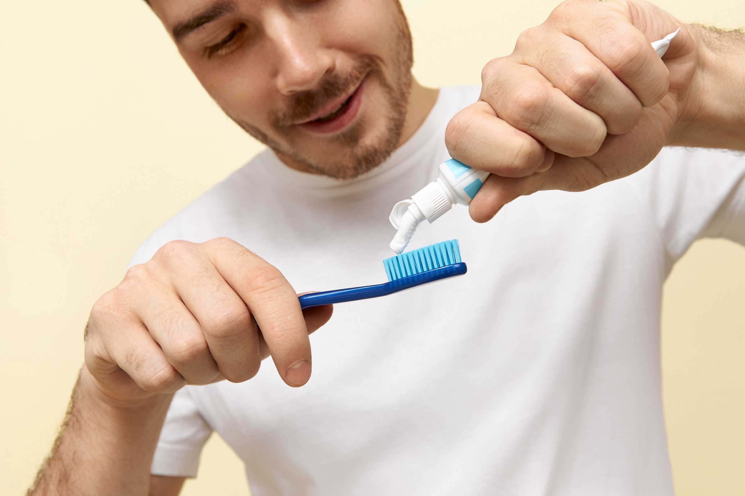 Temukan 8 rekomendasi pasta gigi pemutih terbaik untuk atasi gigi kuning, mulai dari Colgate, Pepsodent, hingga Sensodyne