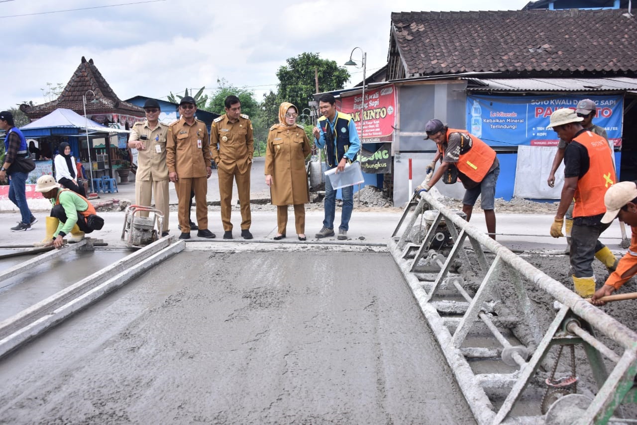 Bupati Sukoharjo, Etik Suryani, melakukan inspeksi mendadak (sidak) terhadap proyek rehabilitasi jalan penghubung Wirun&ndash;Palur