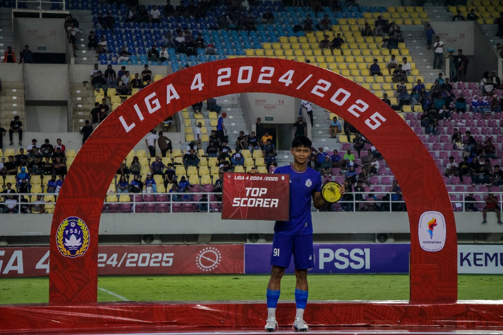 BANGGA: Striker Persika Karanganyar Rizqi Fauzano menjadi top skor Liga 4 nasional musim ini.