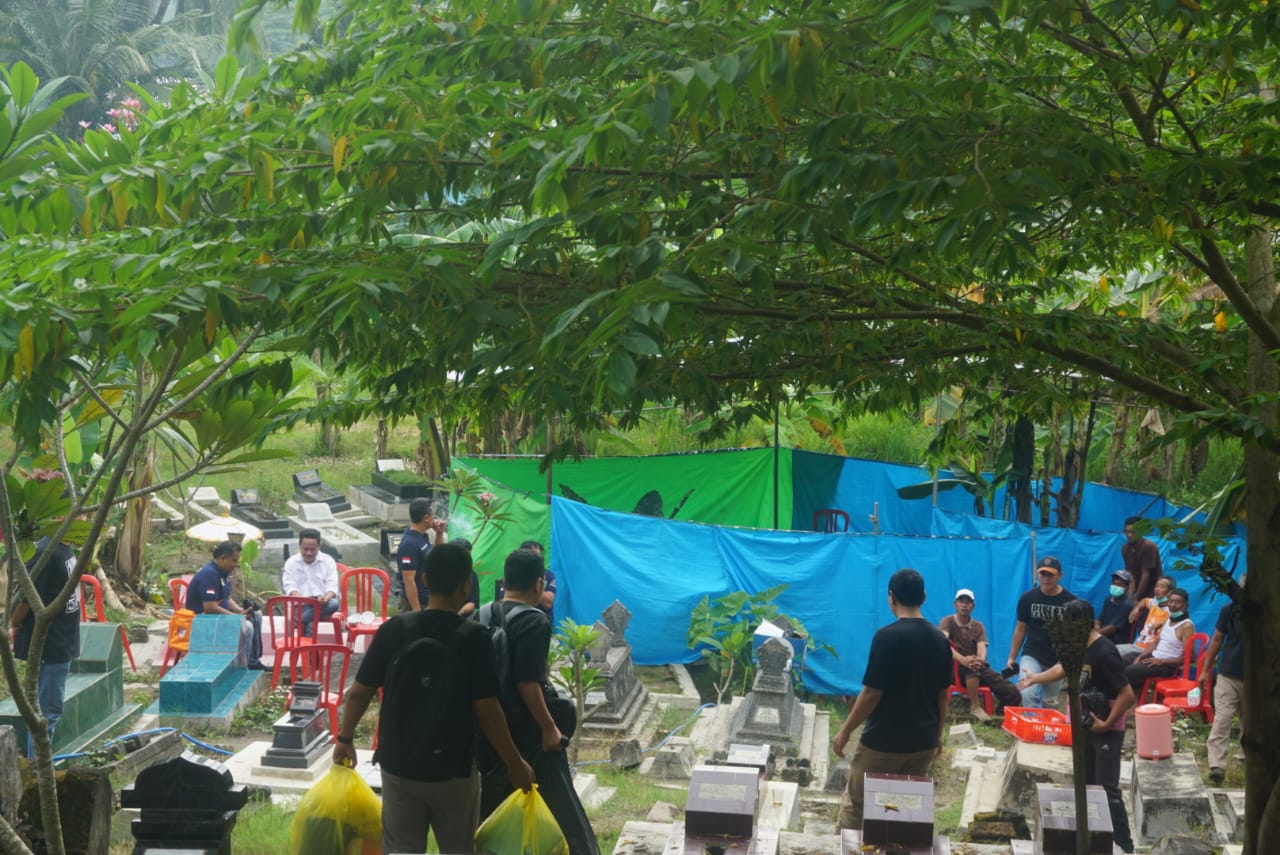 Proses ekshumasi makam F, pelajar SMP di Klaten yang meninggal setelah berduel dengan sesama pelajar, Rabu (28/5/2025).