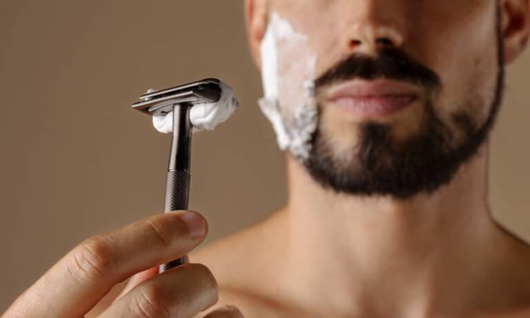 Rekomendasi alat cukur kumis manual murah, nyaman dipakai, dan tersedia di Indonesia. Cek 7 produk terbaiknya di sini!