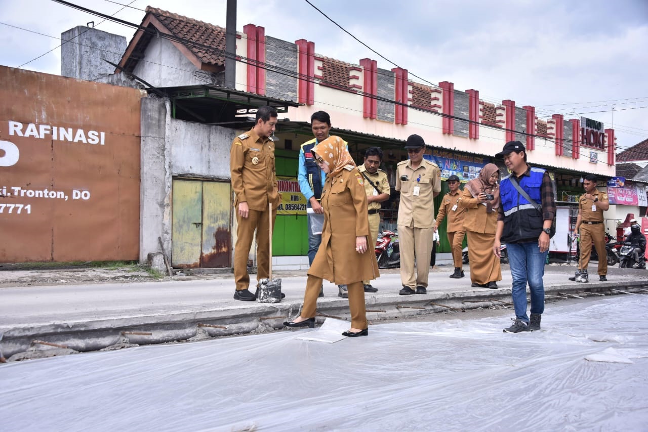 Bupati Sukoharjo, Etik Suryani, melakukan inspeksi mendadak (sidak) terhadap proyek rehabilitasi jalan penghubung Wirun&ndash;Palur