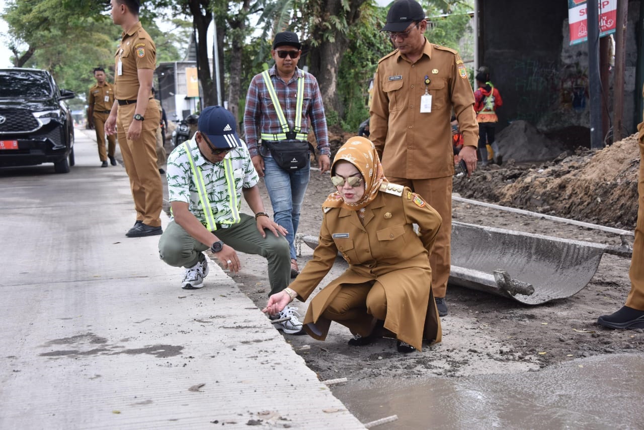 Bupati Sukoharjo, Etik Suryani, melakukan inspeksi mendadak (sidak) terhadap proyek rehabilitasi jalan penghubung Wirun&ndash;Palur