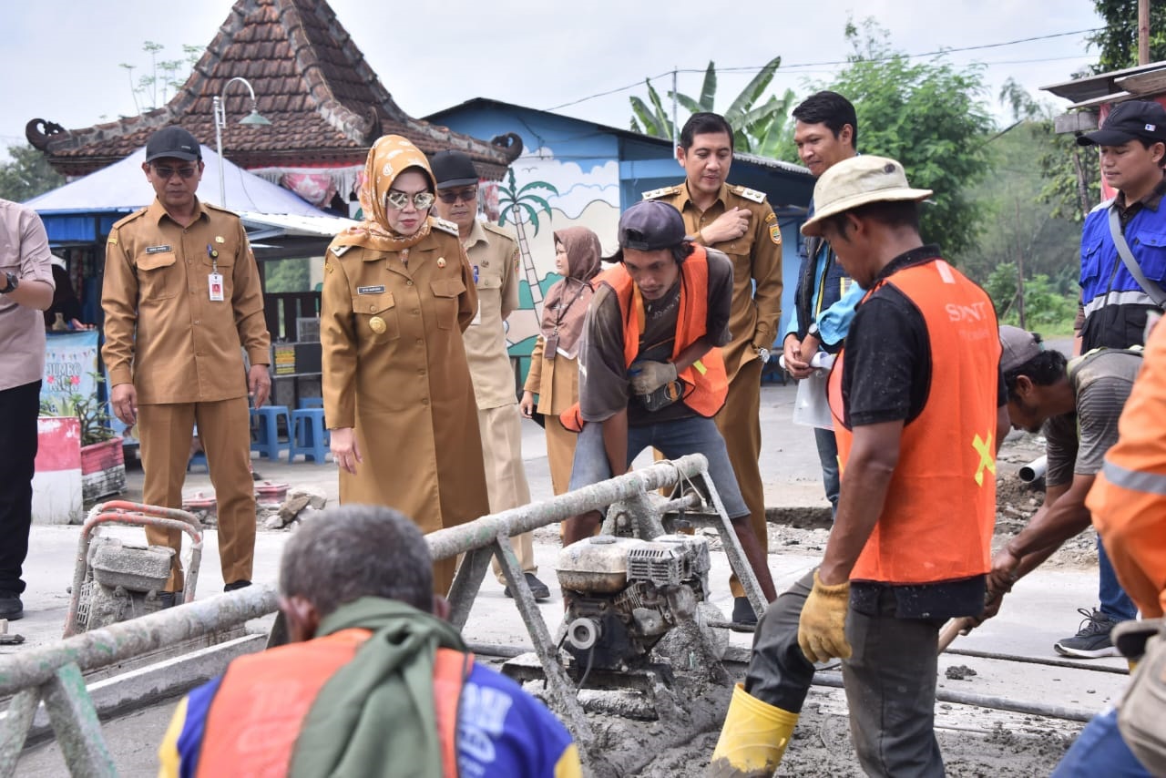 Bupati Sukoharjo, Etik Suryani, melakukan inspeksi mendadak (sidak) terhadap proyek rehabilitasi jalan penghubung Wirun&ndash;Palur