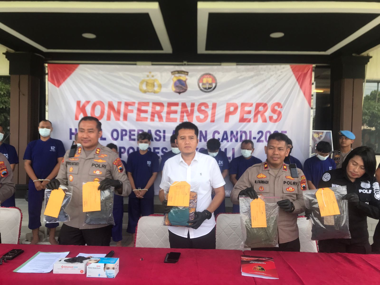 Kapolres Boyolali AKBP Rosyid Hartanto (kiri) tunjukkan barang bukti aksi premanisme, Rabu (28/5/2025).