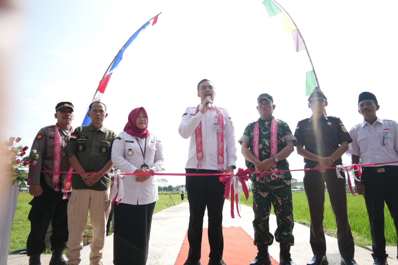 Wakil Bupati Klaten Benny Indra Ardhianto resmikan Jalan Sertu Rahmad Adi Suryono bersamaan penutupan KBMKB ke-29 di Desa Ketitang, Kecamatan Juwiring.