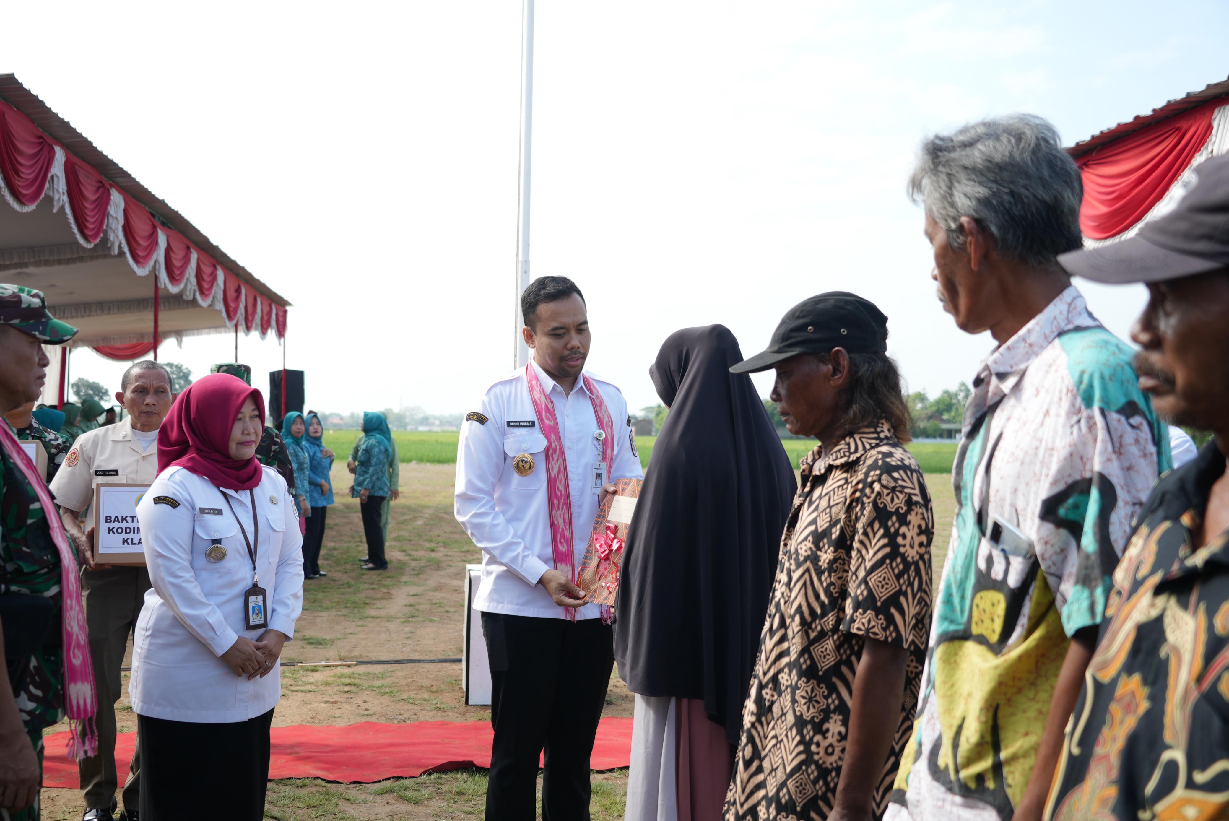 Penyerahan tali asih kepada keluarga almarhum Sertu Rahmad Adi Suryono.