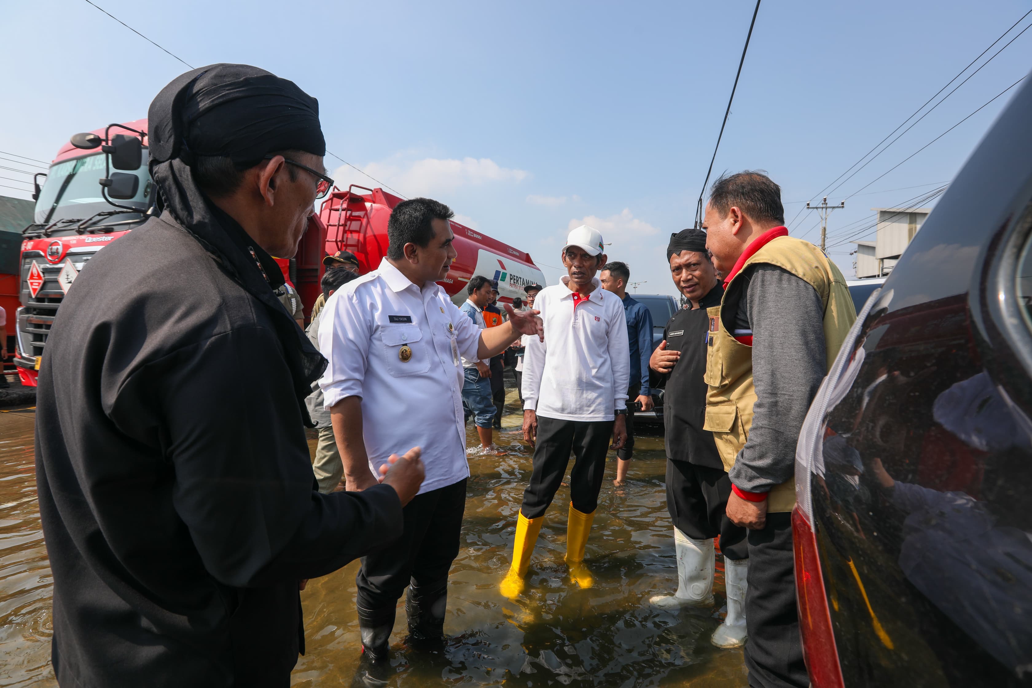 Wagub Jateng Taj Yasin Maimoen tinjau banjir rob di Jalan Raya Pantura, Kecamatan Sayung, Kabupaten Demak, Rabu (28/5/2025).