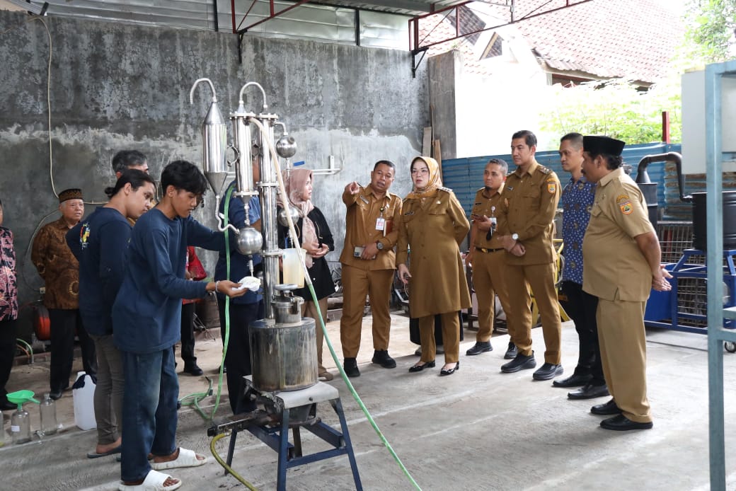 Bupati Sukoharjo Etik Suryani dan wabup Eko Sapto Purnomo melihat proses pengolahan biji plastik menjadi BBM di Desa Gumpang, Kartasura, belum lama ini.