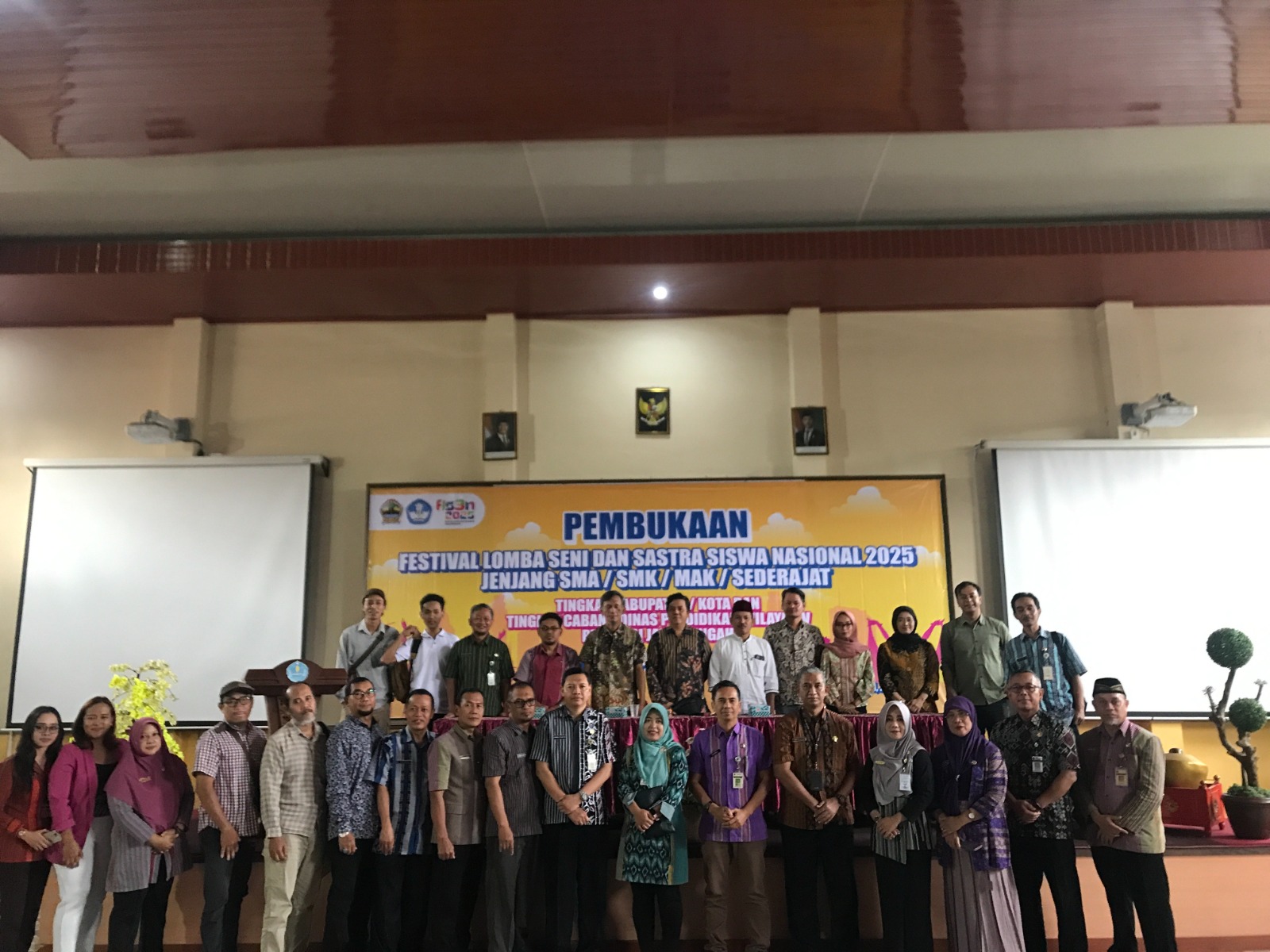 SEREMONIAL: Panitia dan tim juri FLS3N2025 tingkat Cabdin Wilayah V Jawa Tengah, Selasa (27/5).